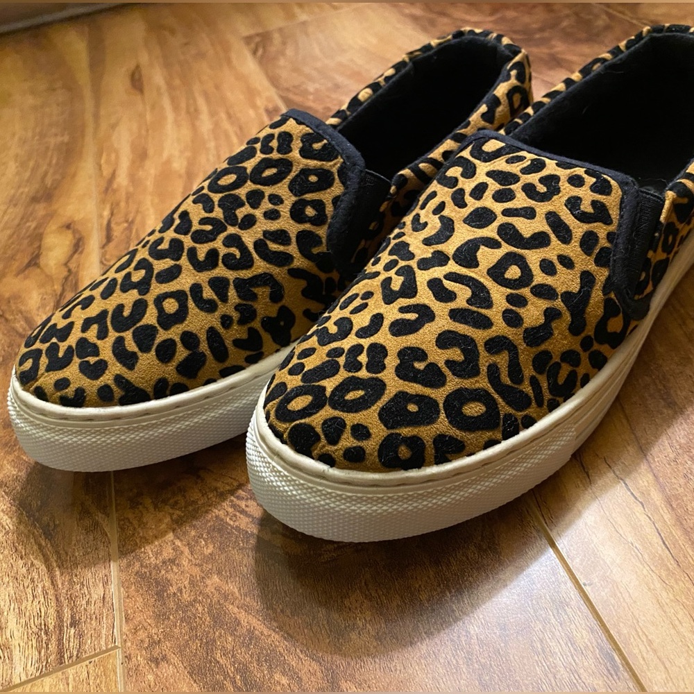 Leopard Print Slip-on Shoes - Picture 2 of 12